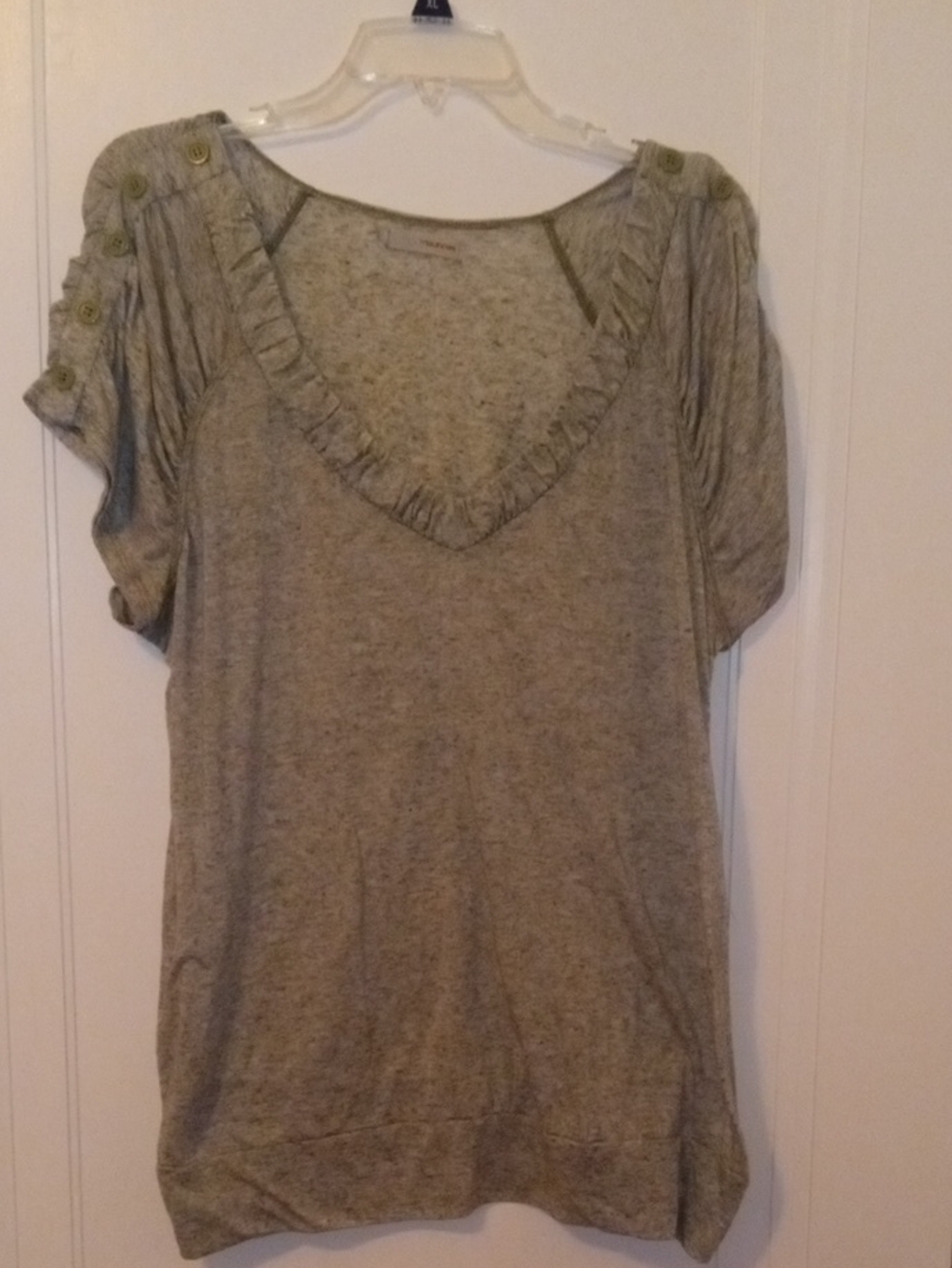 women 2x light green vneck top, button accent